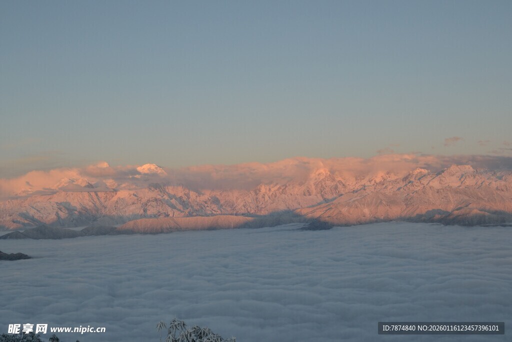 湖畔雪山日出美景