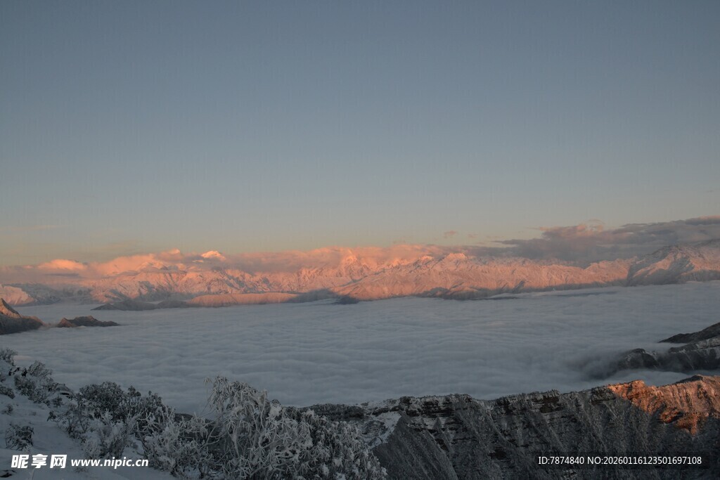 雪后湖畔的绚丽霞光