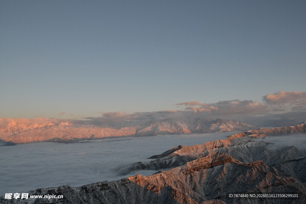 日出云海中的壮丽山峦