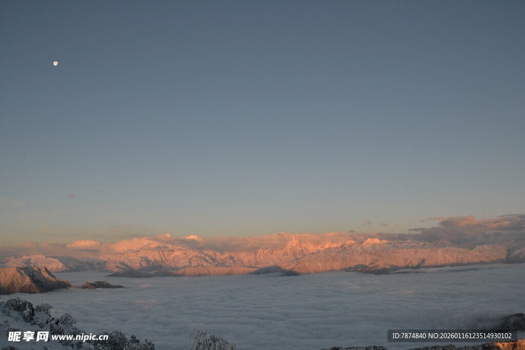 雪后黄昏的壮丽天际线