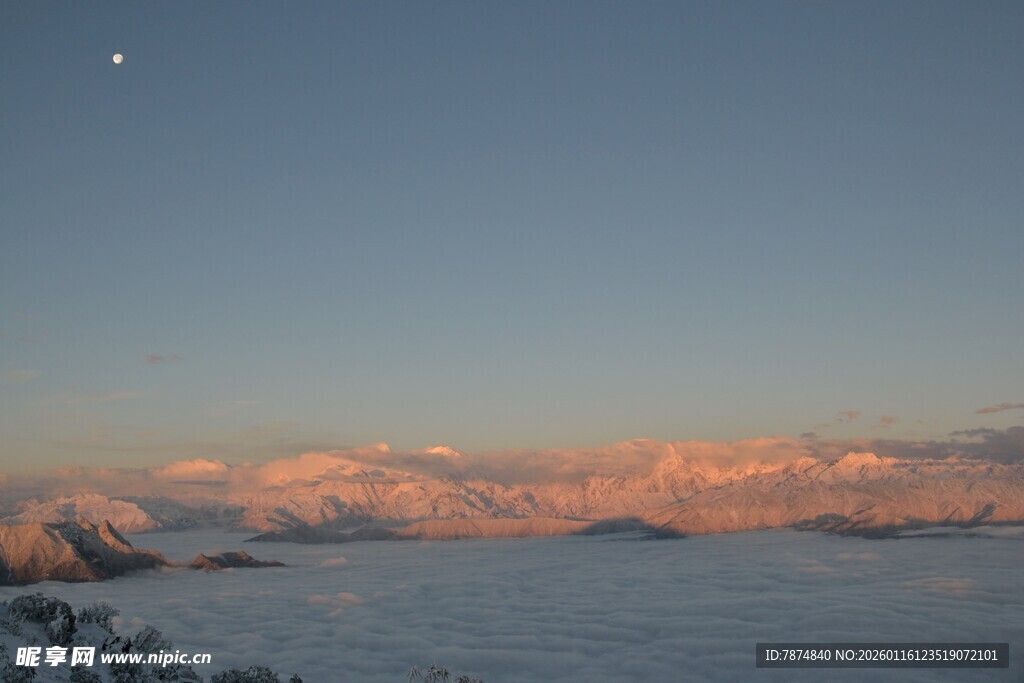 黄昏时分的湖山与弯月