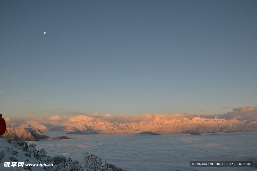 雪后初晴的壮丽山间景色