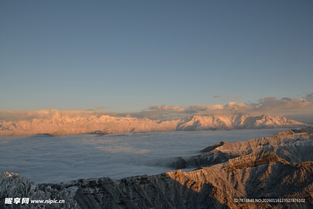 壮丽雪山日出美景
