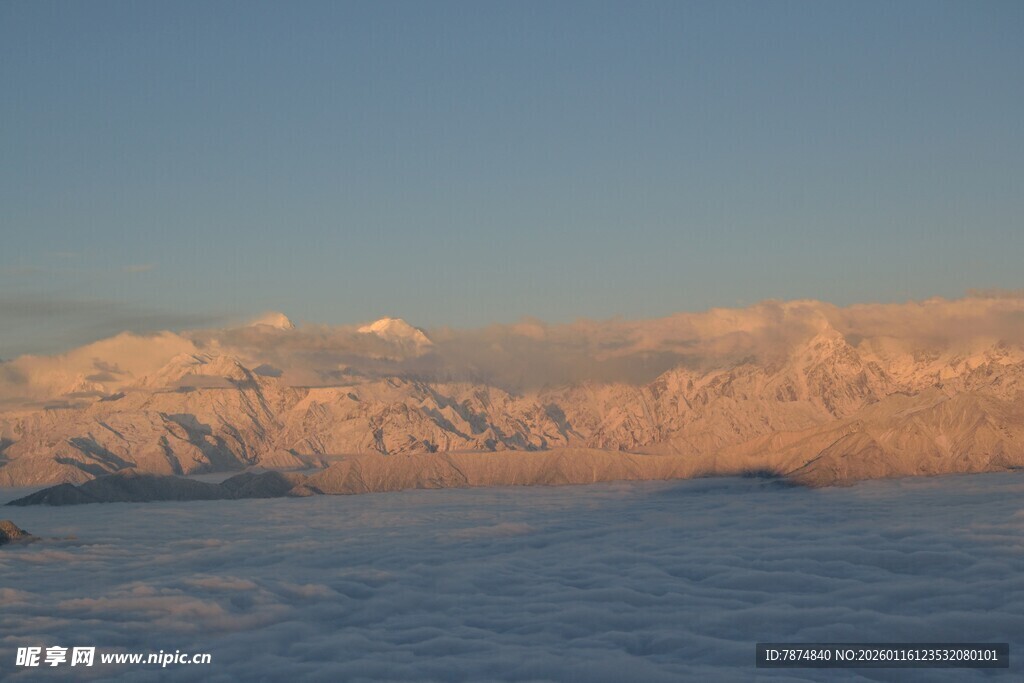 雪山日出美景