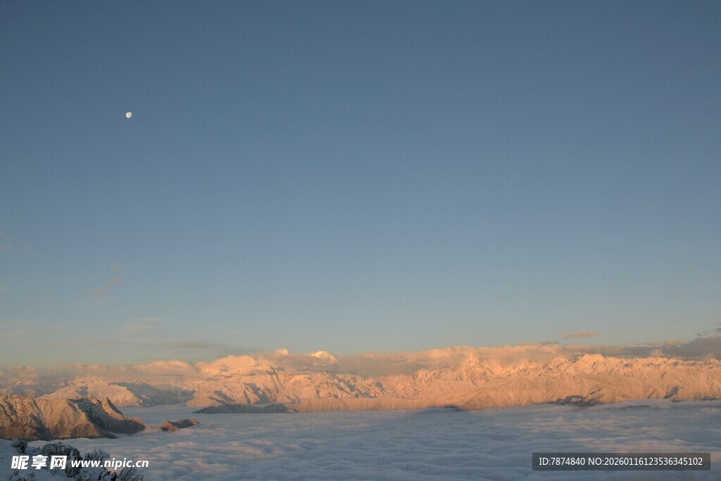 雪后黄昏的静谧天空景色