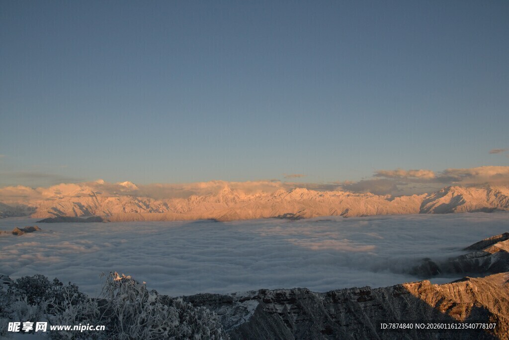 雪山日出壮丽景观