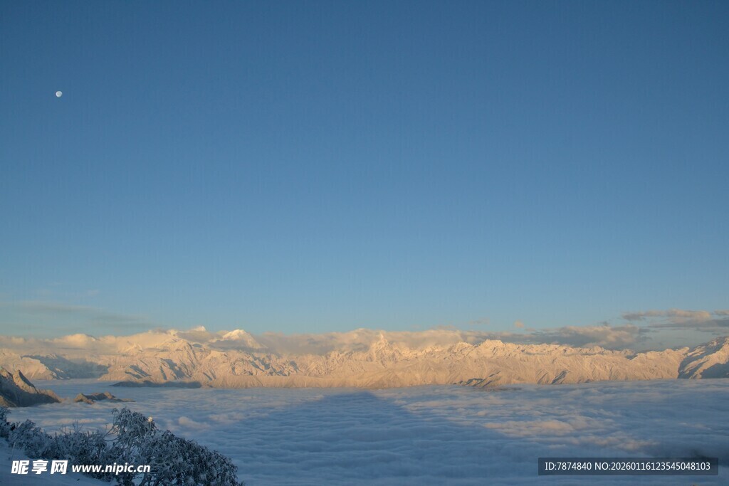 雪后晴空下的壮丽云海景观