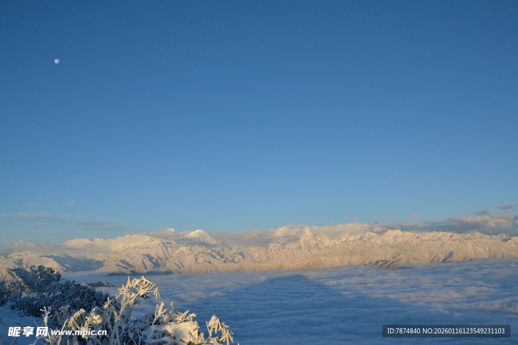 雪山蓝天美景