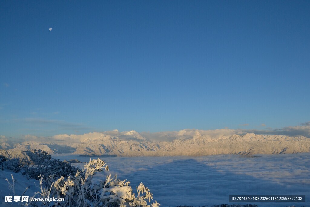 雪覆山峦的静谧蓝天景象
