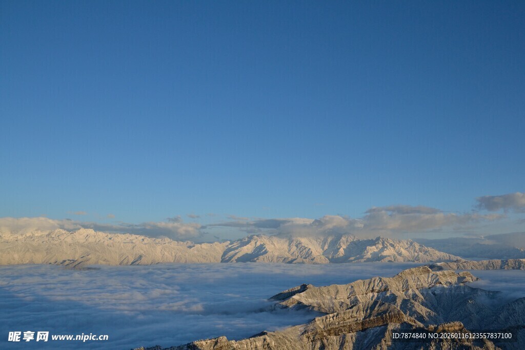 雪山蓝天壮丽自然景观
