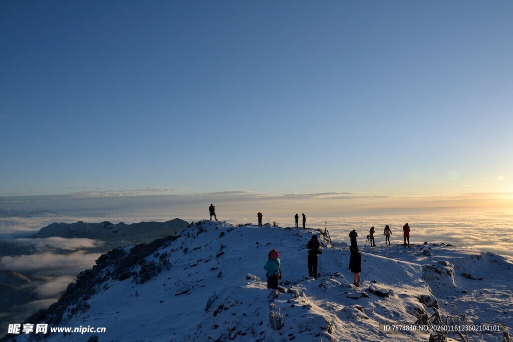 雪山顶上的壮丽日出景观