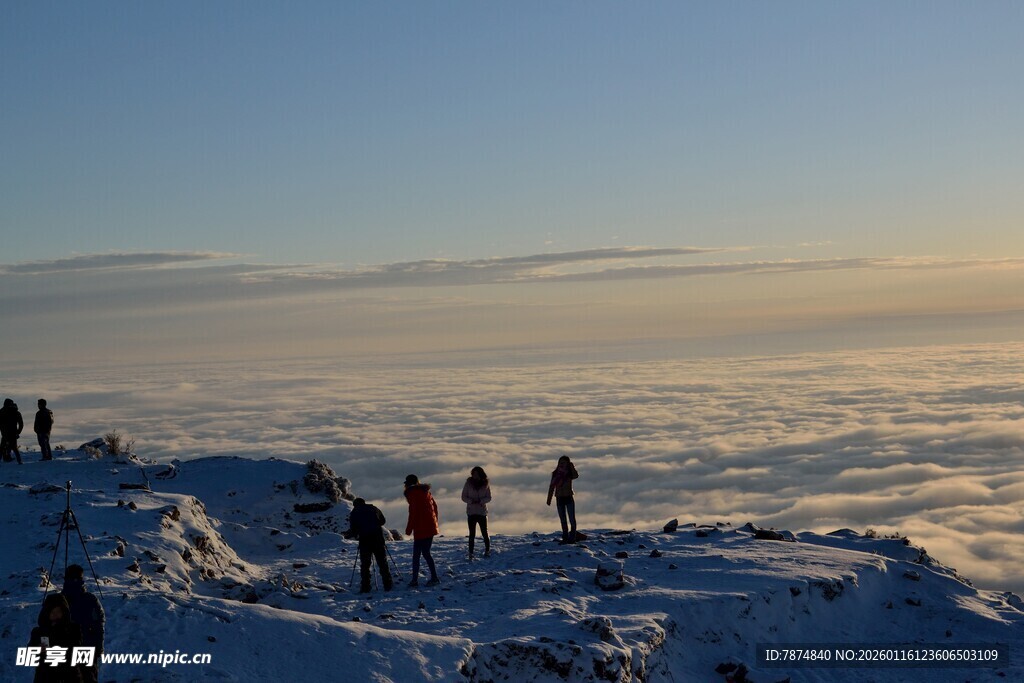 雪山之巅赏云海的人群