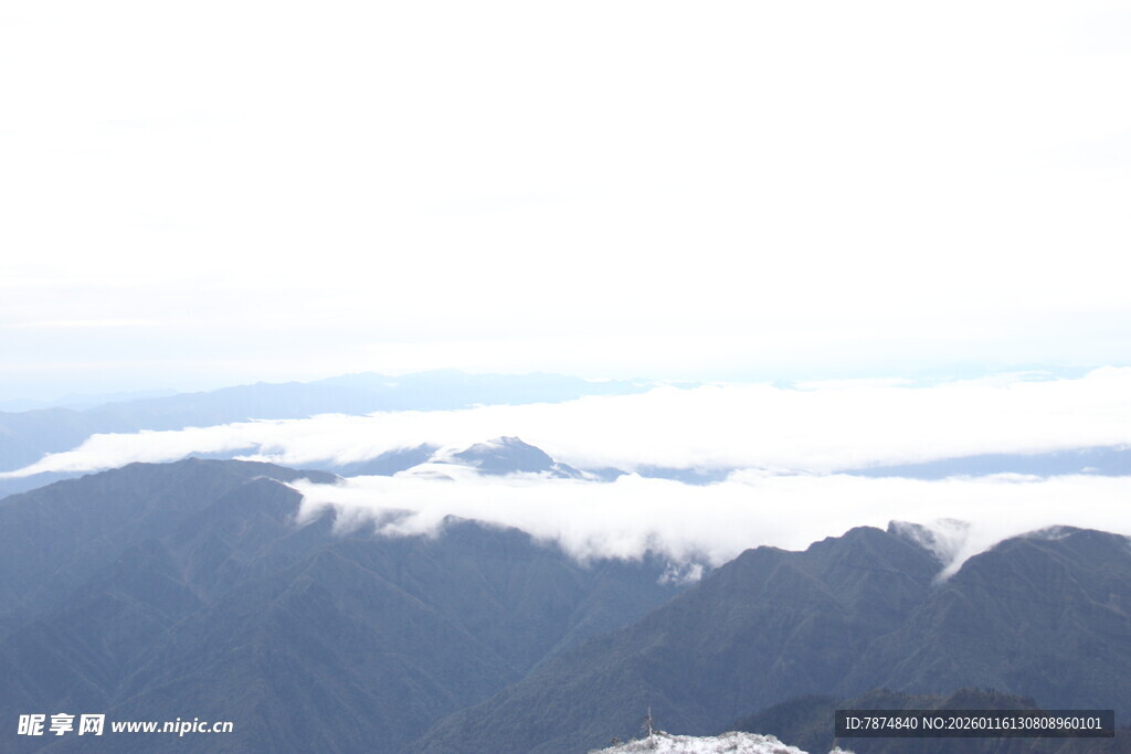 山峦云海壮丽景观