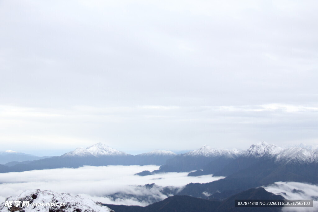 雪山云海壮丽风光