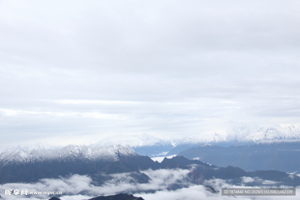 高空俯瞰云海山峦美景