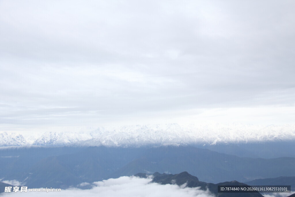 云海中的山峦美景