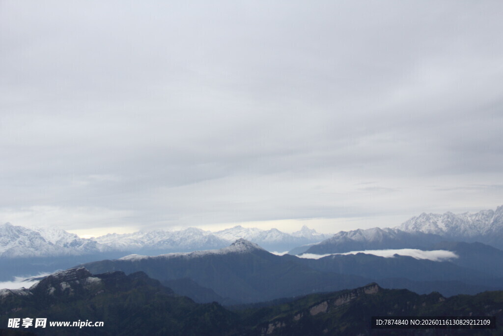 云雾缭绕的山峦美景