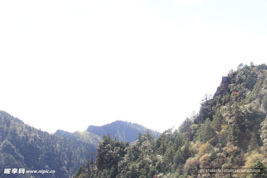 巍峨青山景色秀丽