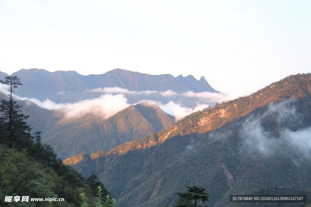 山间晨景 云雾缭绕映霞光