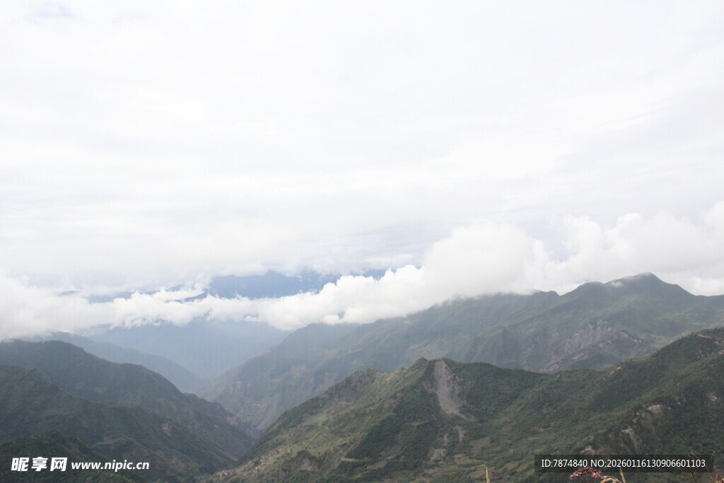 云雾缭绕的壮丽山峦景色