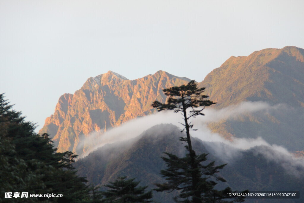 山间云雾缭绕的壮丽山峰