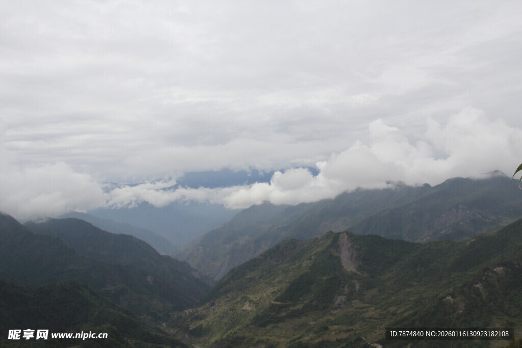 云雾缭绕的壮美山峦景色