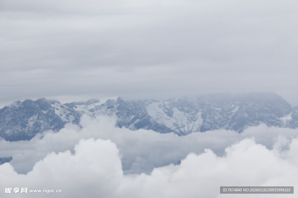 云海之上的壮丽雪山景观