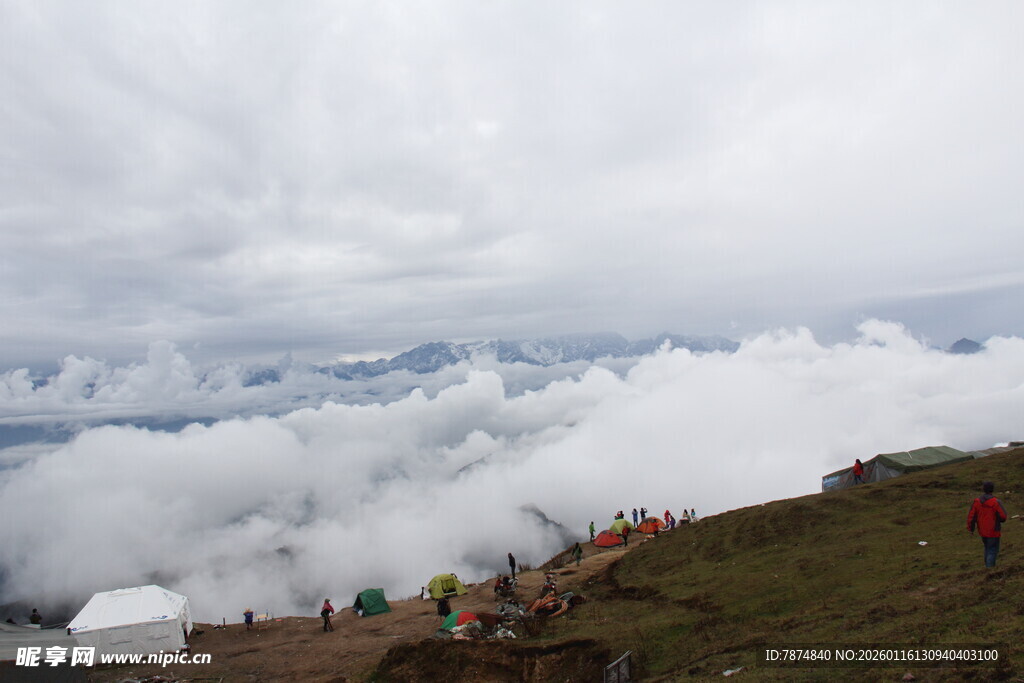云海之巅的壮美景观