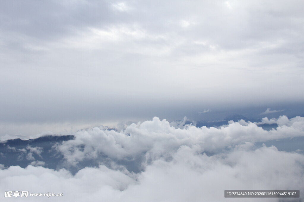 云海之上的壮丽天空