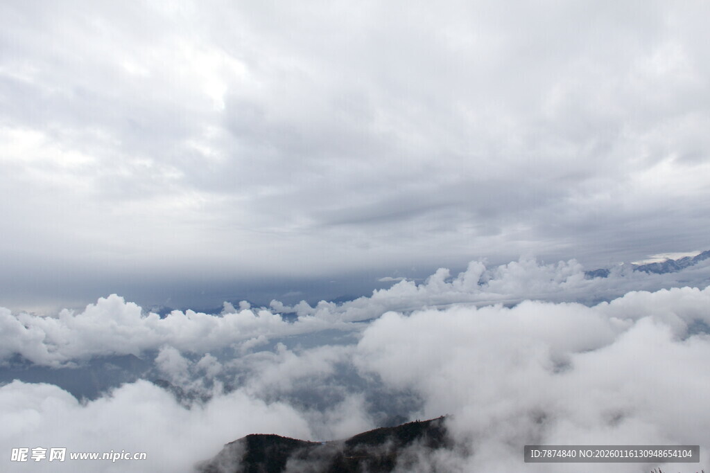 云海之上的壮阔天空景象