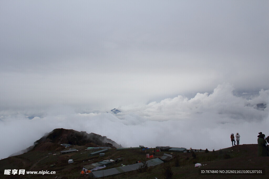 山顶云雾中观景的人群