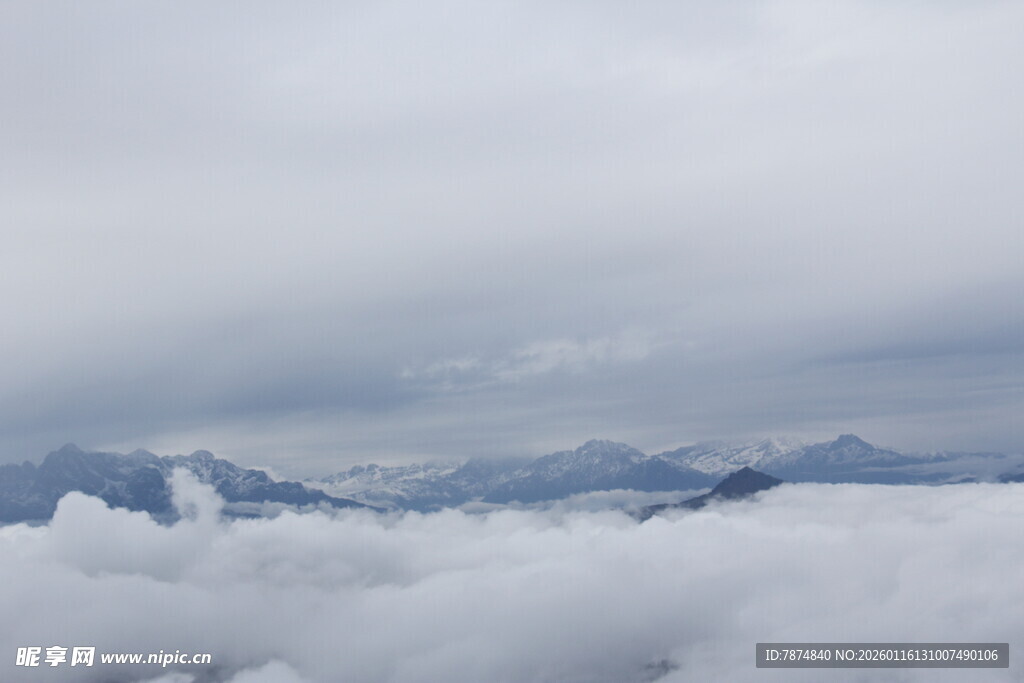 云海之上的山峦美景