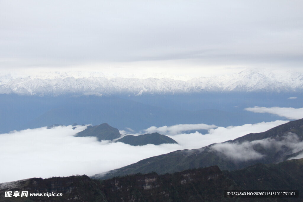 云海中的山峦景观