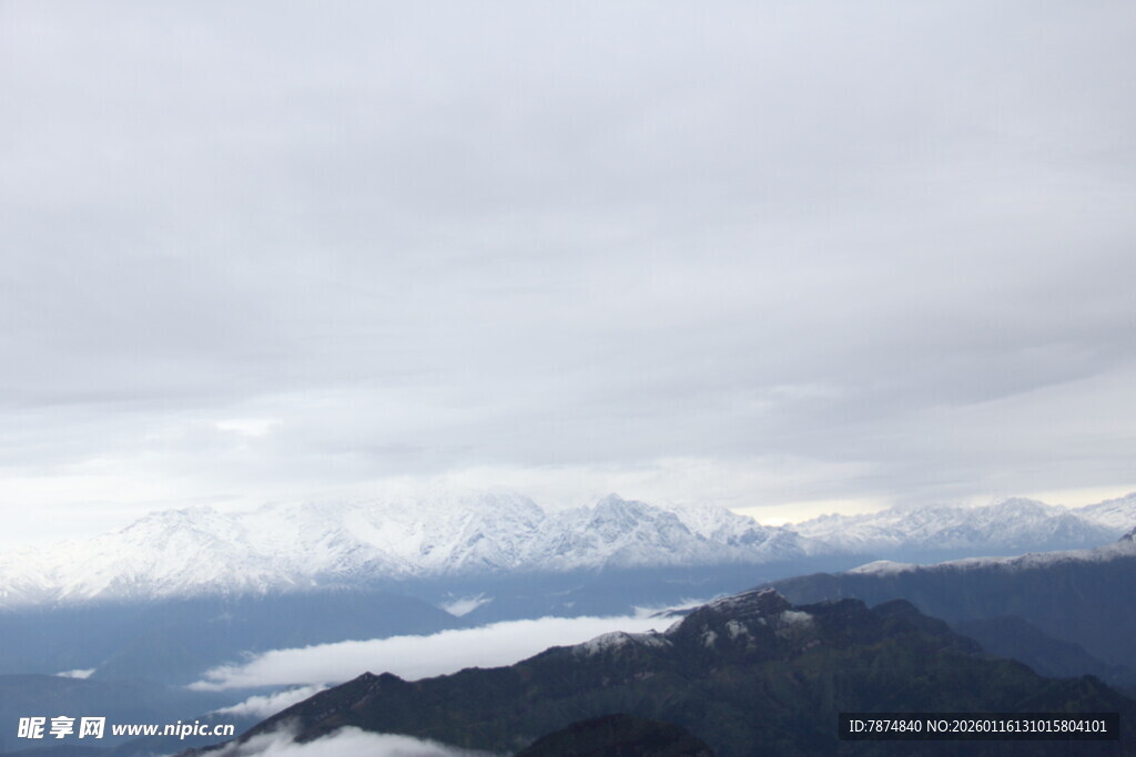 雪山云海壮丽景致