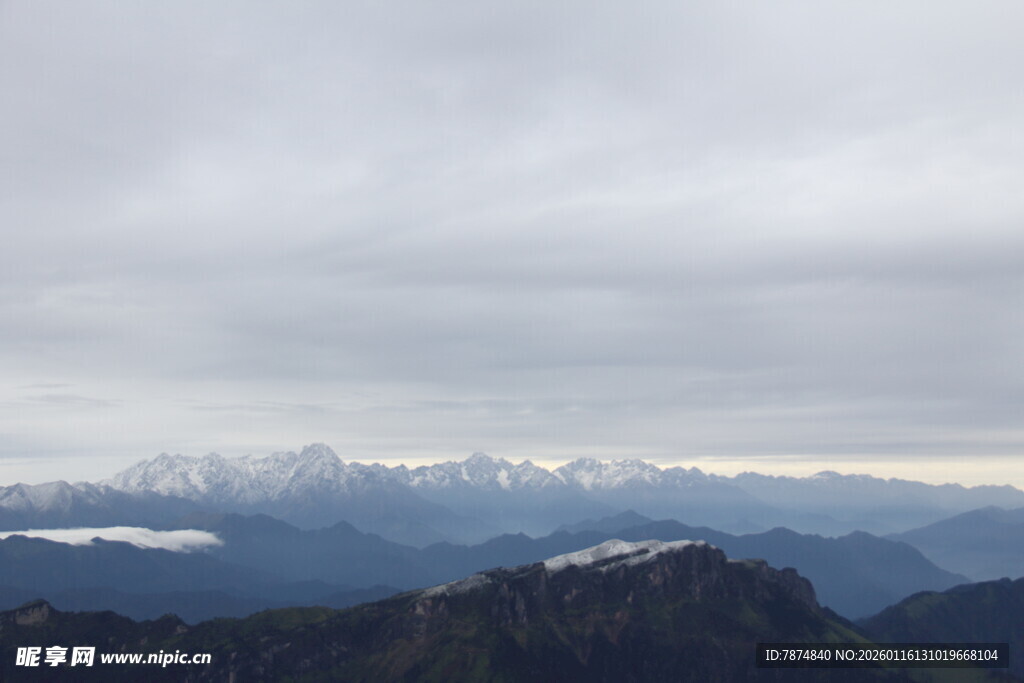 云雾缭绕的山峦美景