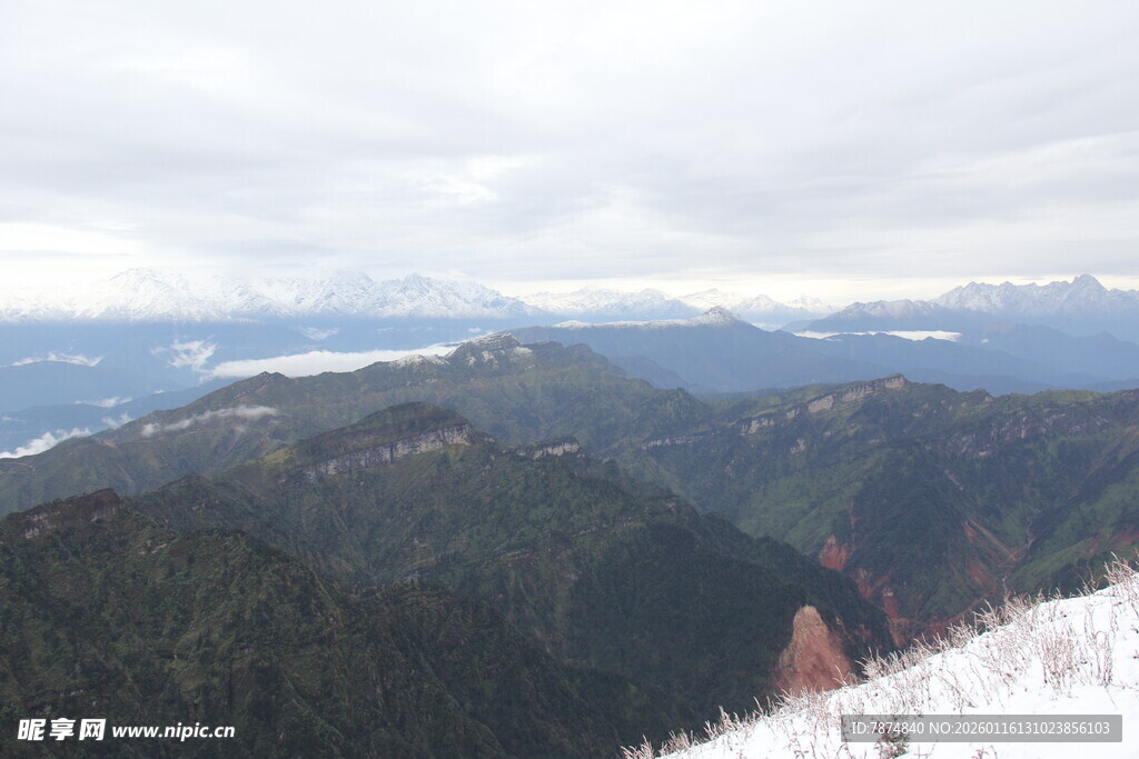 雪山环绕的葱郁山峦