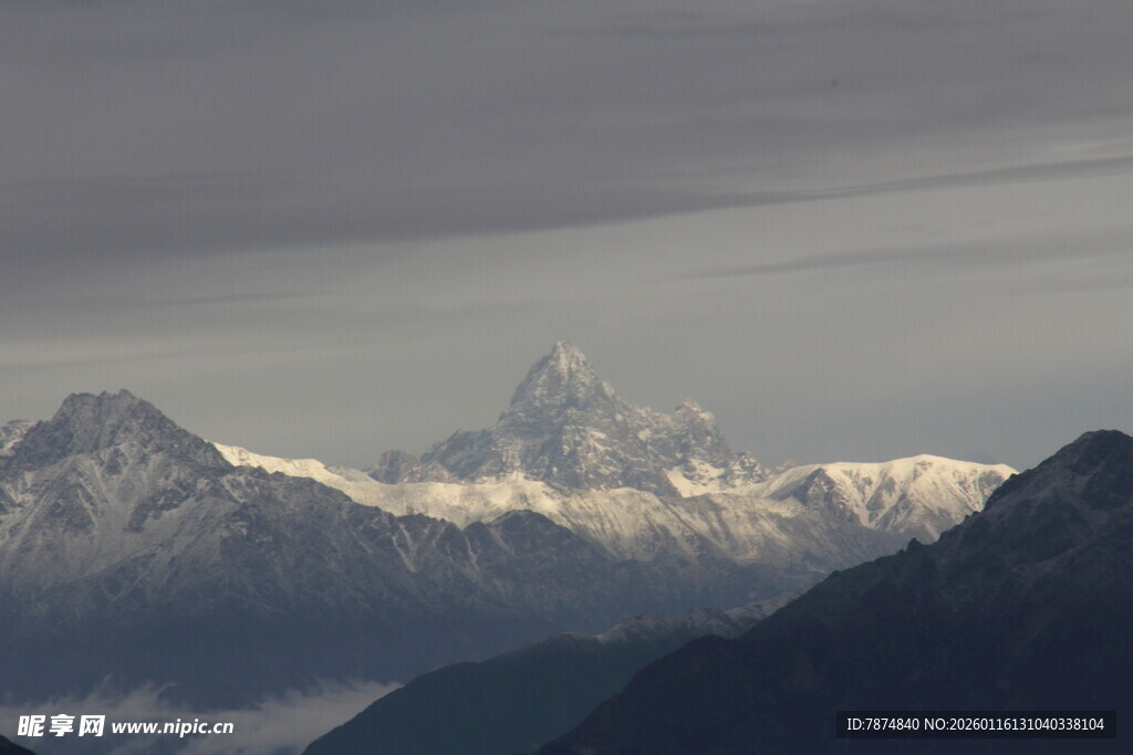壮丽雪山景观