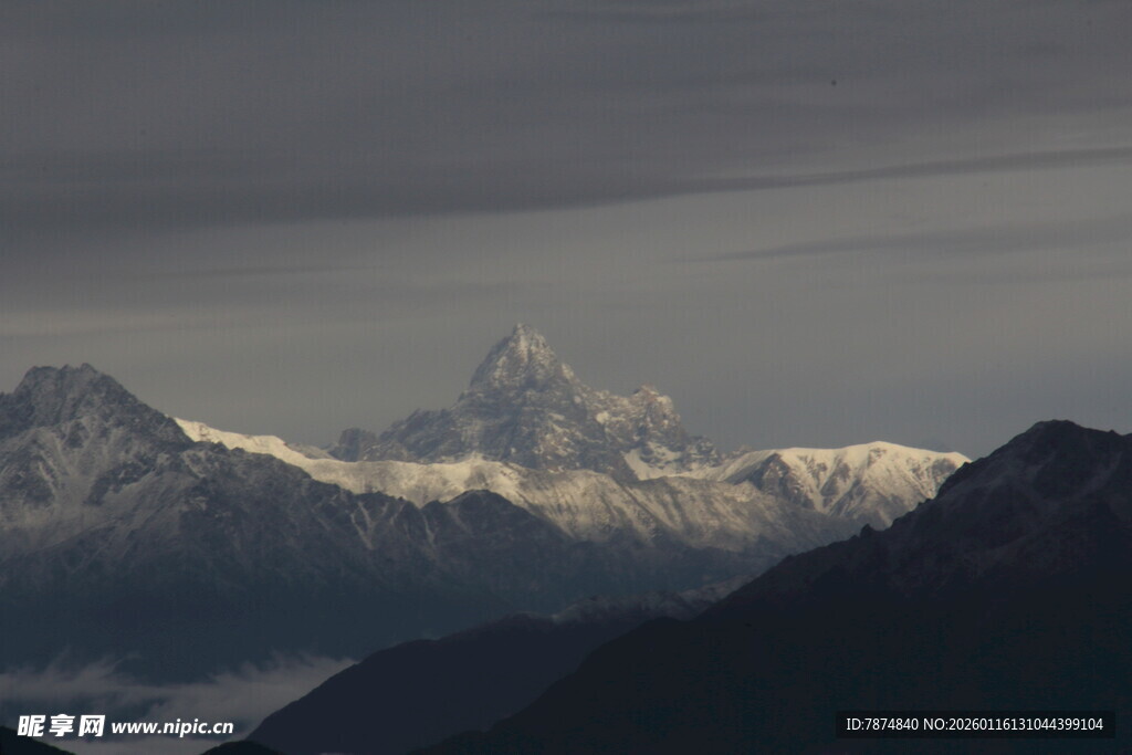壮丽雪山远景