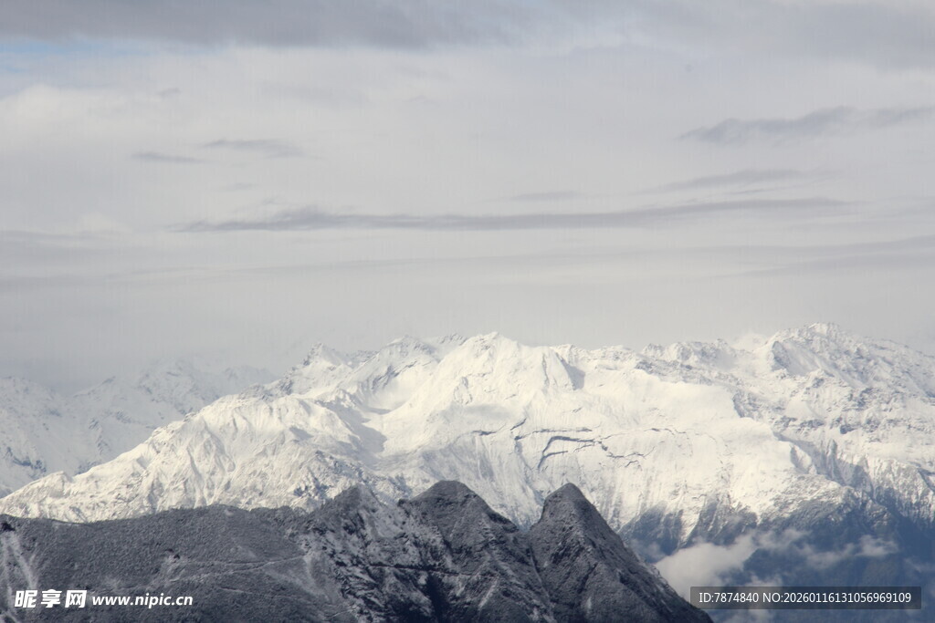 壮丽雪山景观