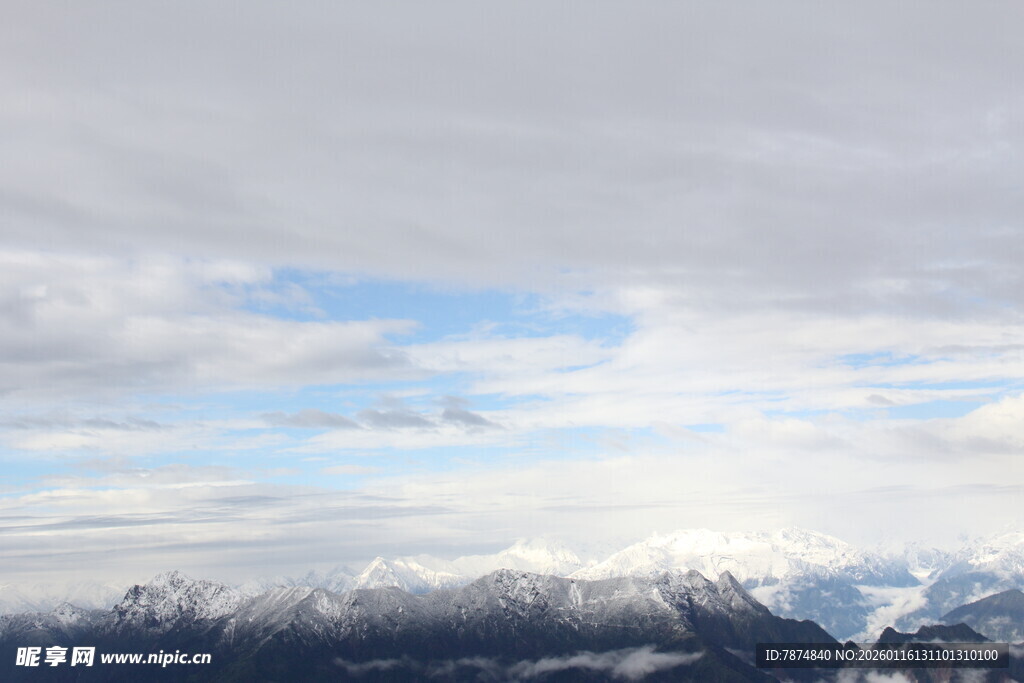 雪山云海壮丽自然景观