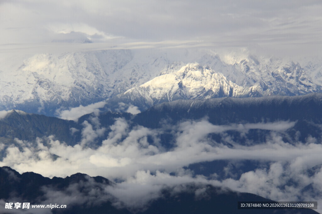 云海环绕的壮丽雪山
