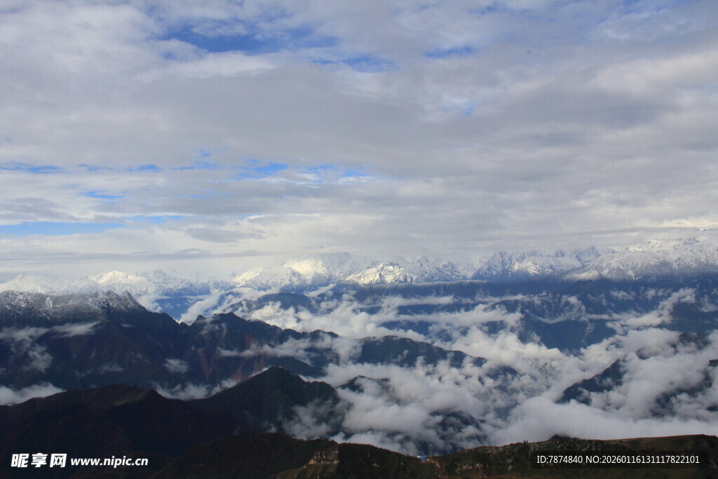 壮丽雪山景观