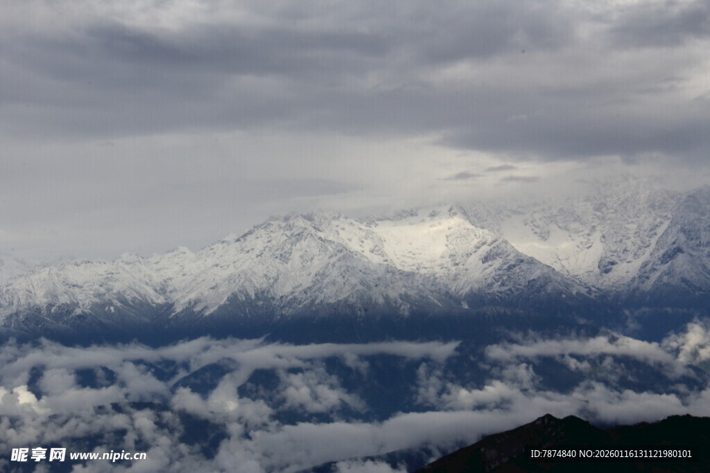雪山云海壮丽景观