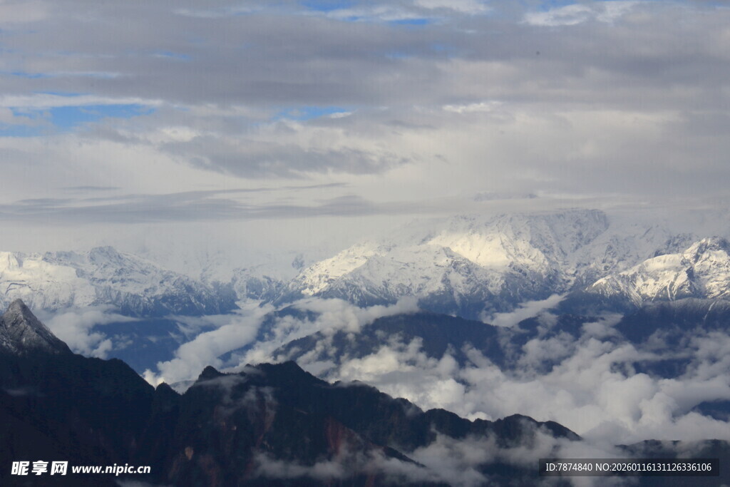 云海环绕的壮丽山脉