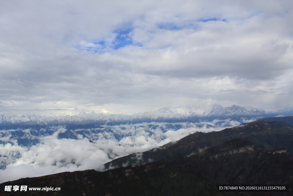 云海山峦间的壮阔景致