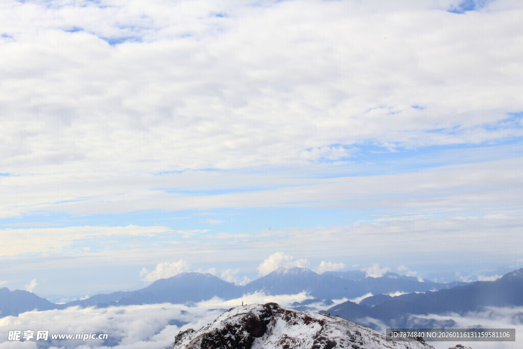 高山云海壮丽景观
