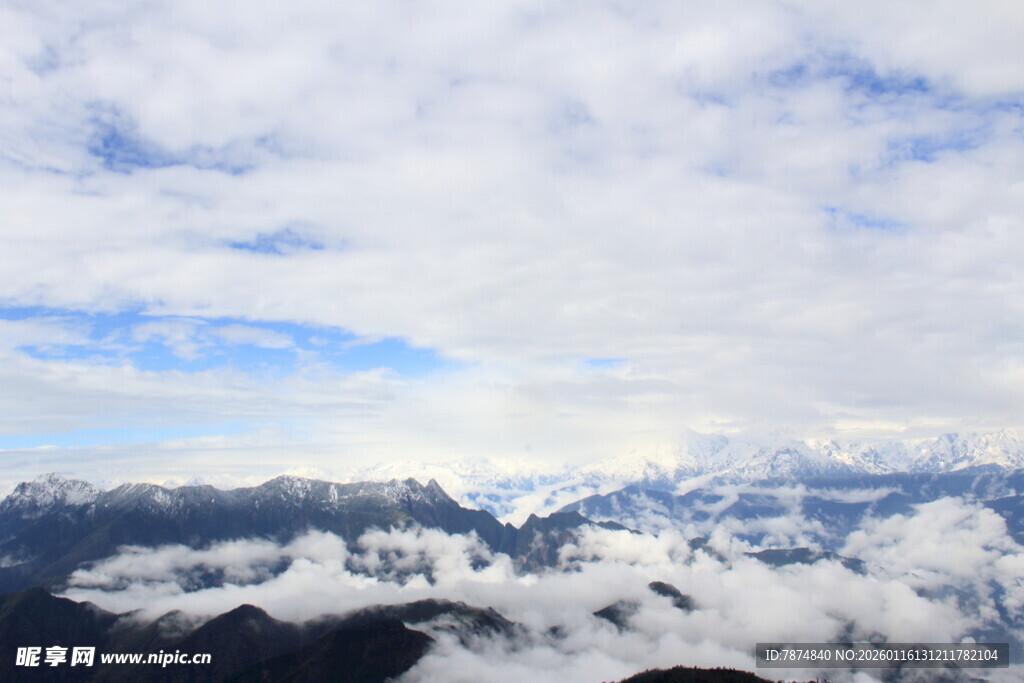 云端雪山壮丽美景