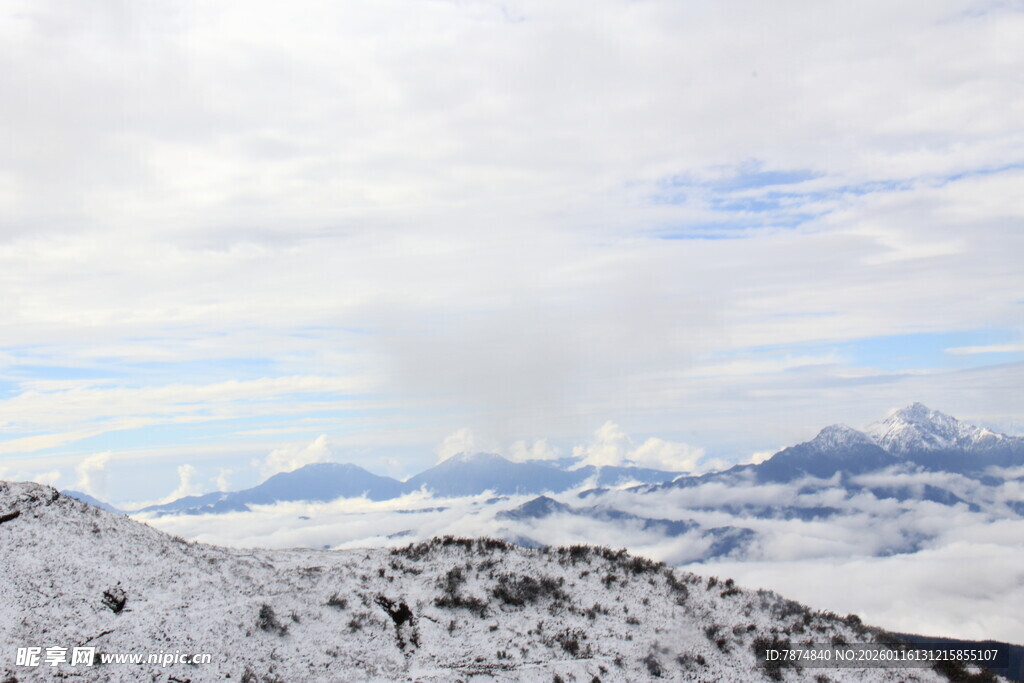 雪山云海壮丽自然景观
