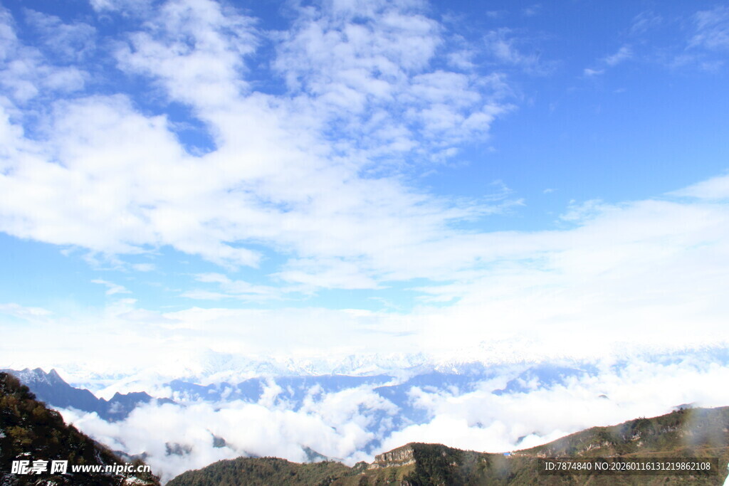 壮丽雪山与蓝天白云景观