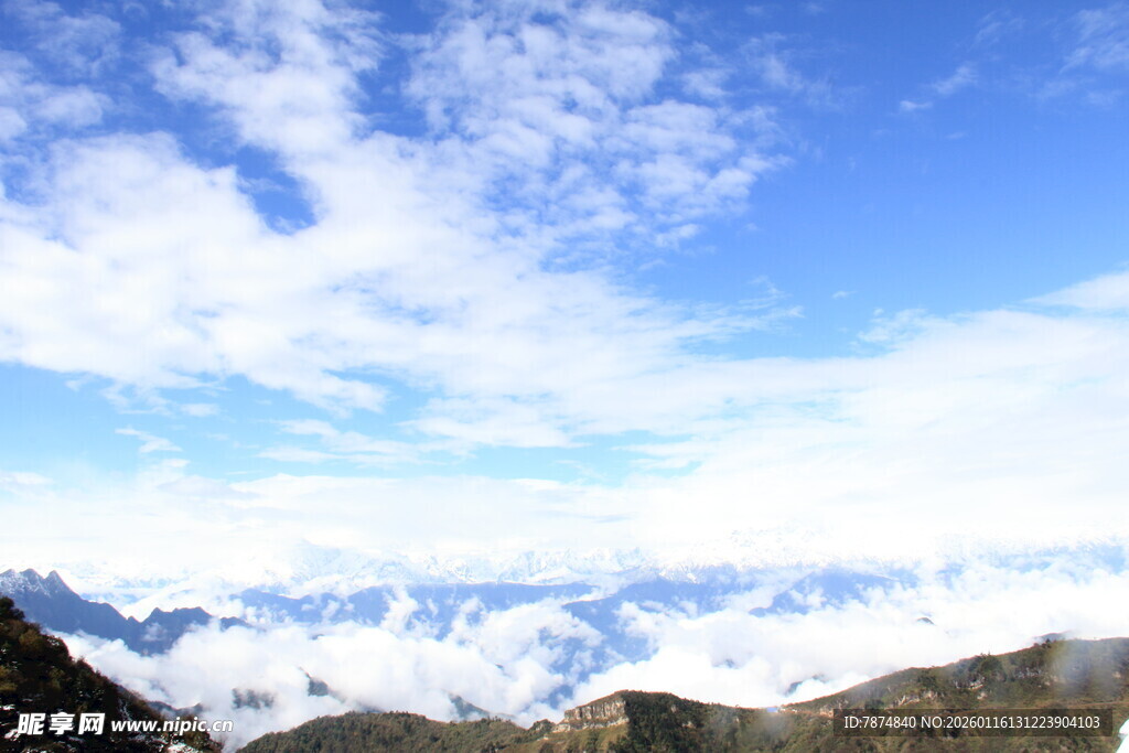 壮丽雪山蓝天白云美景